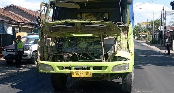 Kecelakaan di Bantul, Dump Truk Tabrak Mobil hingga Ringsek akibat Rem Blong