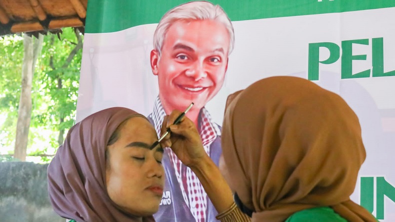 Ganjar Komitmen Berdayakan Perempuan, Komunitas Ojol Latih Driver Keahlian Tata Rias