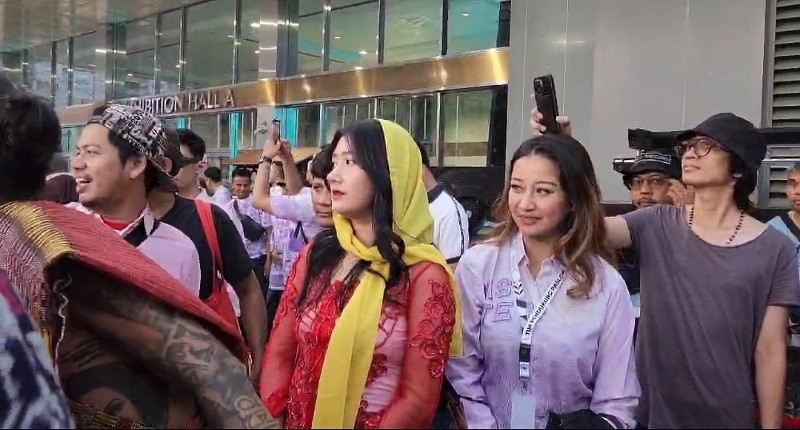 Pakai Baju Adat Betawi, Pendukung Ganjar - Mahfud Kawal Debat Cawapres Kedua 