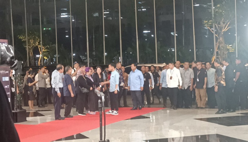 Debat Cawapres, Ajudan Prabowo Mayor Teddy Tak Lagi Kenakan Baju Timses 