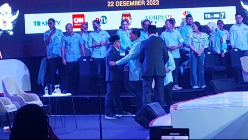 Momen Prabowo Dibisiki Gibran lalu Salami Anies dan Cak Imin di Arena Debat Cawapres