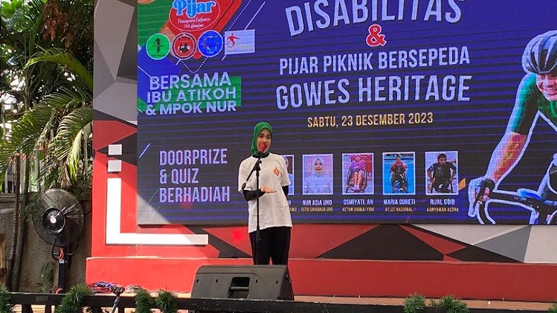 Peduli dengan Kaum Disabilitas, Atikoh Belajar Bahasa Isyarat