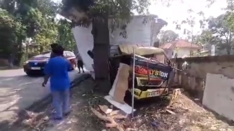 Mobil Boks Hantam Pohon di Bangkalan, Sopir dan Kernet Terluka Parah Dilarikan ke RSUD