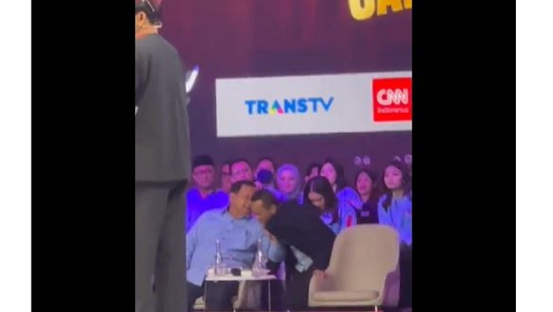 Viral Prabowo Tarik Kerah Jaketnya saat Debat Cawapres, Ini Penjelasan Bahlil 