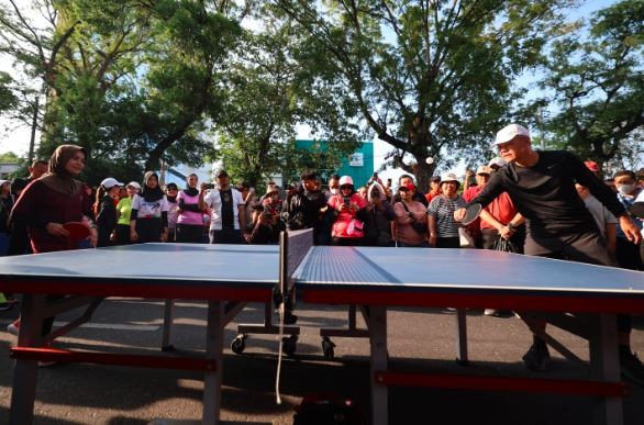 Ganjar dan Atikoh Pingpong Bareng di CFD Solo, Warga: Ibu Cantik Amat!