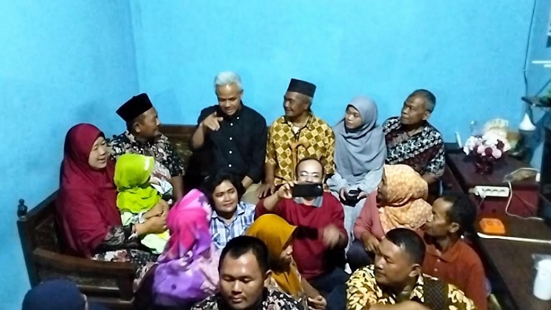 Momen Haru saat Ganjar Menginap di Rumah Alumni SMK Negeri Jateng di Bayan