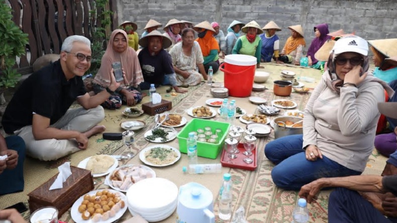 Lesehan di Tikar, Ganjar Sarapan Pagi Bareng Petani Sragen 