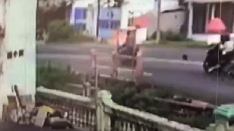 2 Motor Tabrakan di Mojokerto, Perempuan Terluka Parah Dilarikan ke RS