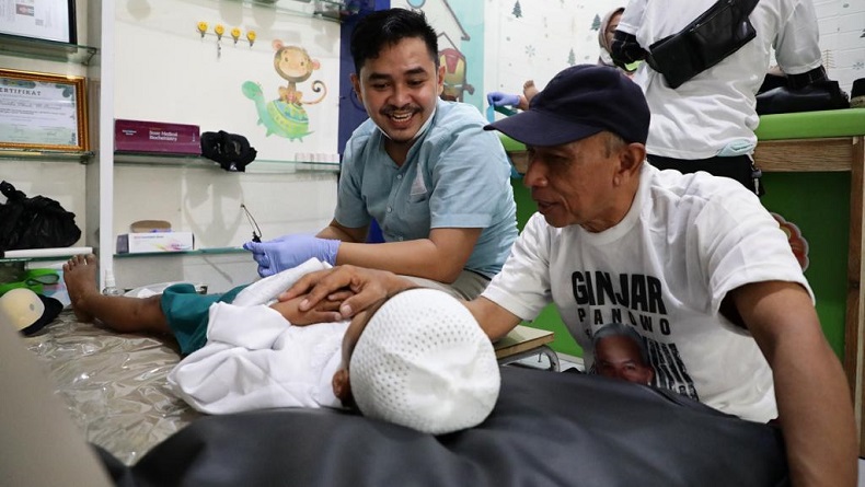 Aksi Nyata Relawan Ganjar-Mahfud, Gelar Sunatan Massal bagi Putra Driver Ojol