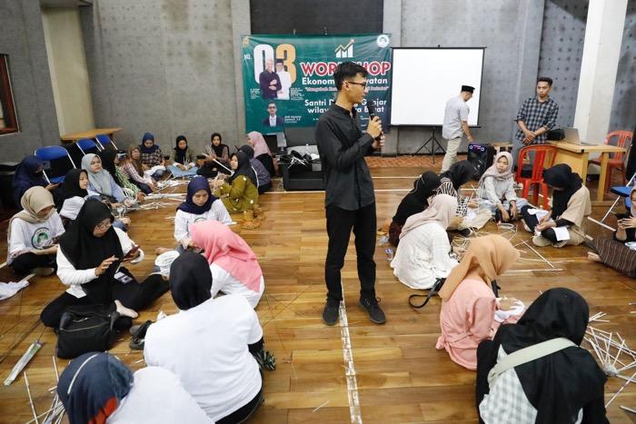 Santri Dukung Ganjar Beri Pelatihan Warga Ciamis Sulap Koran Bekas jadi Produk Berkelas