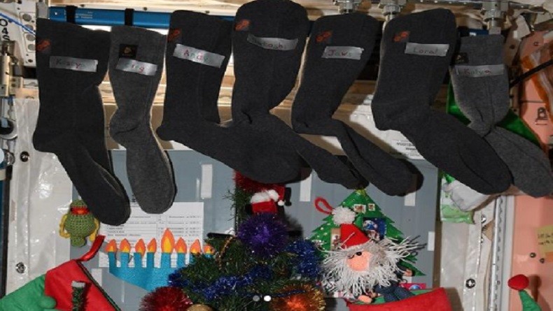 Cara Astronot Rayakan Natal di Stasiun Luar Angkasa: Gantung Kaos Kaki hingga Pajang Mainan Santa
