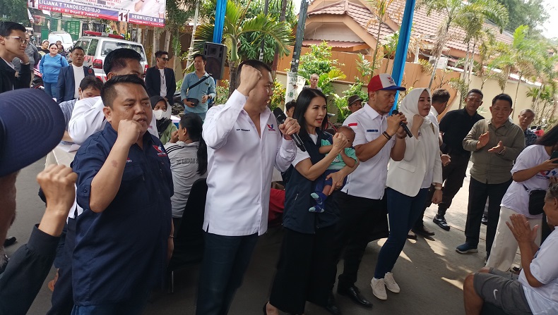 HT dan Liliana Tanoesoedibjo Pimpin Warga Johar Baru Nyanyikan Mars Perindo