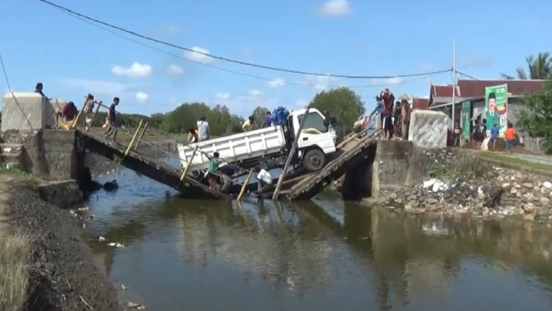 Jembatan Ambruk Setelah Dilintasi Truk Muatan Pasir, 1 Desa Terisolasi