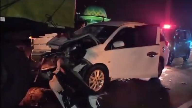 Honda Mobilio Tabrak Truk di Mojokerto, Pengemudi Tewas Luka Parah di Kepala