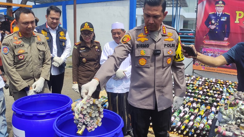 Jelang Tahun Baru, Polresta Bogor Musnahkan Ribuan Miras dan Petasan