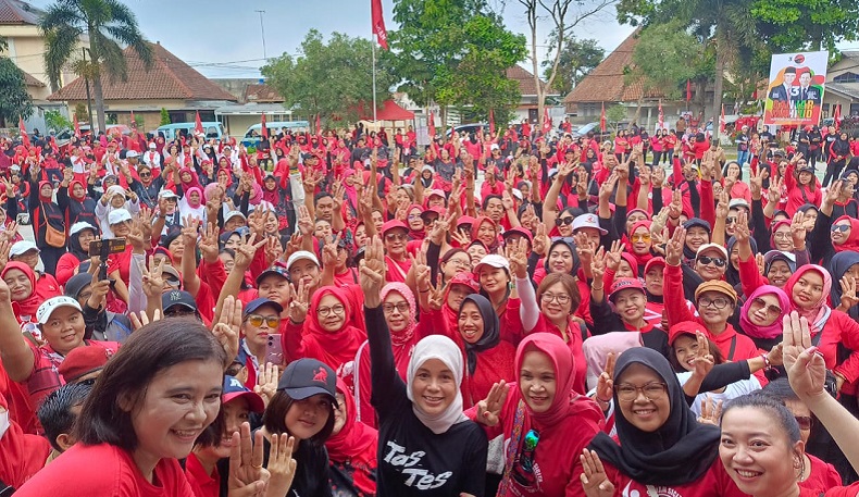 Atikoh Ganjar Senam Bareng Ibu-Ibu di Lapangan Kwarasan Magelang