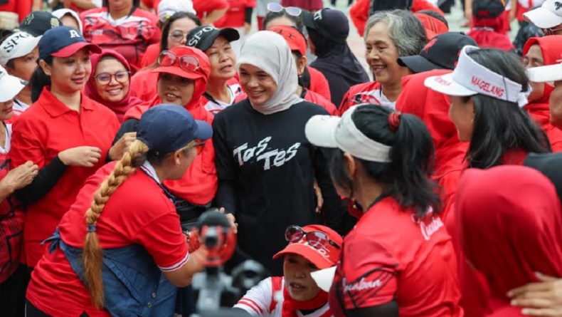 Senam Bareng Warga di Magelang, Atikoh Ganjar Beberkan Manfaat KTP Sakti 