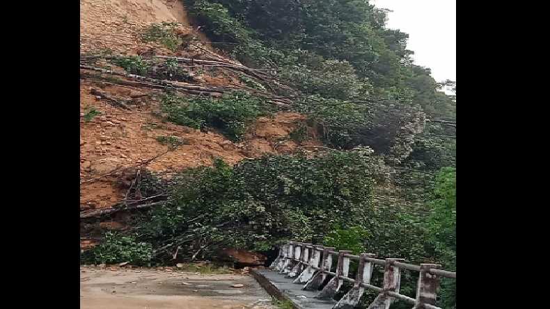 Tebing Longsor di Merangin Jambi Tutupi Jalanan, Akses 2 Desa Terputus