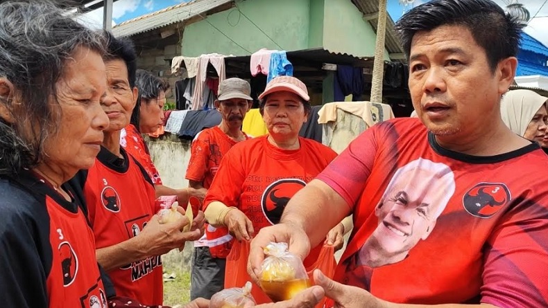 Relawan Ganjar-Mahfud Bagikan Telur Sekaligus Sosialisasi KTP Sakti di Pangkalpinang
