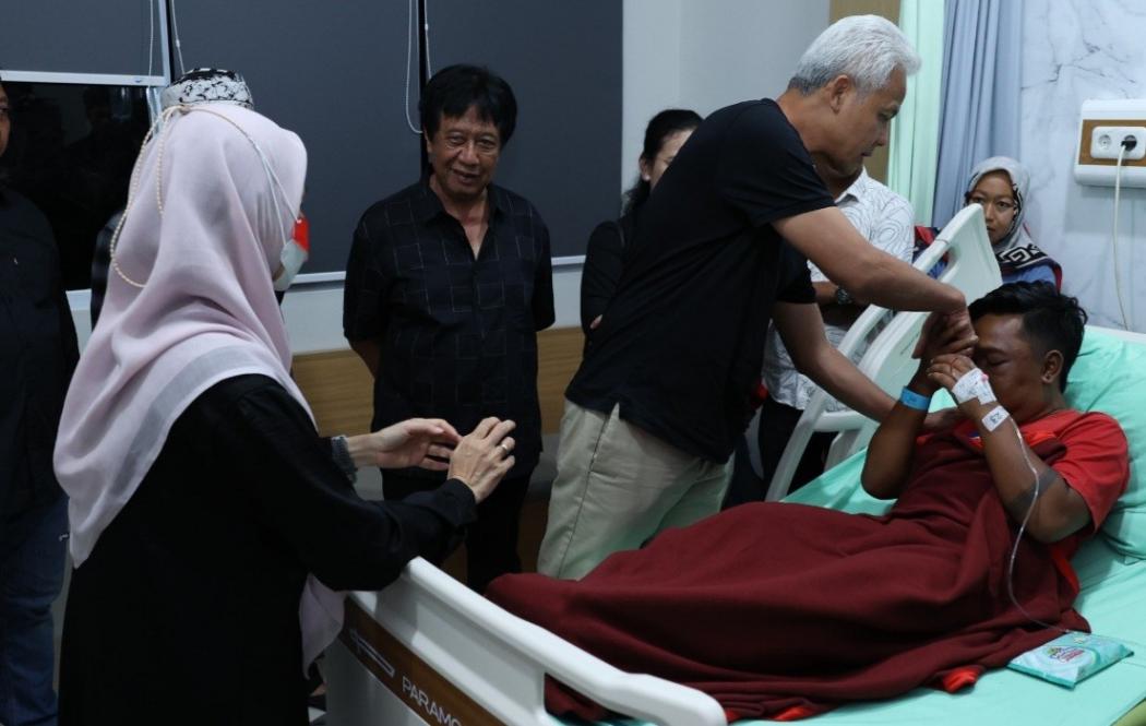 Atikoh Menangis saat Temani Ganjar Jenguk Relawan yang Dianiaya Oknum TNI