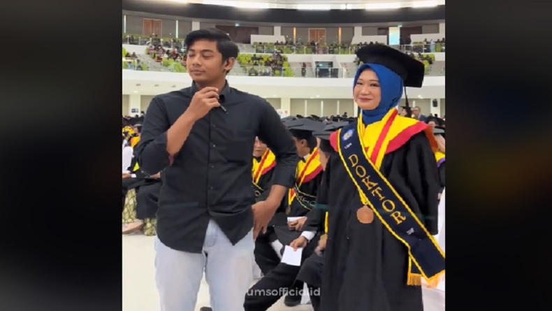 Hebat! Perempuan 25 Tahun Lulus S3 Raih Gelar Doktor di UMS Surakarta 