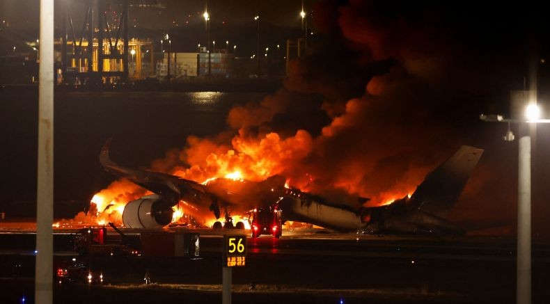 Pesawat Japan Airlines Bawa 379 Penumpang dan Kru Terbakar di Bandara Haneda
