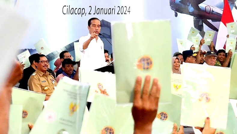 Presiden Jokowi Serahkan 2.000 Sertifikat Tanah ke Warga di Cilacap