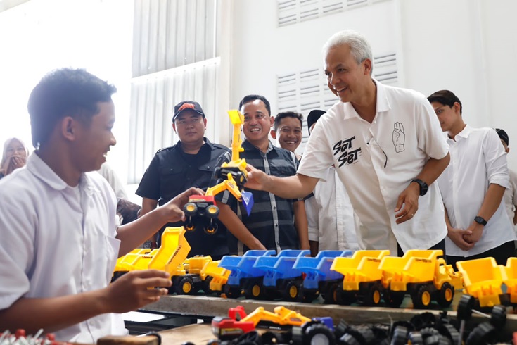 Takjub dengan Pabrik Mainan di Demak, Ganjar Janji Majukan UMKM