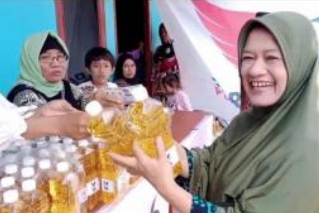 Caleg Perindo Wan Ariska Gelar Bazar Minyak Goreng di Pekanbaru, Rp5.000 per Liter