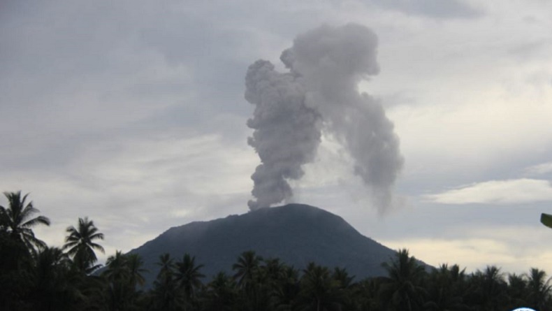 Gunung Ibu di Maluku Utara Erupsi, Semburkan Kolom Abu Setinggi 1.000 Meter