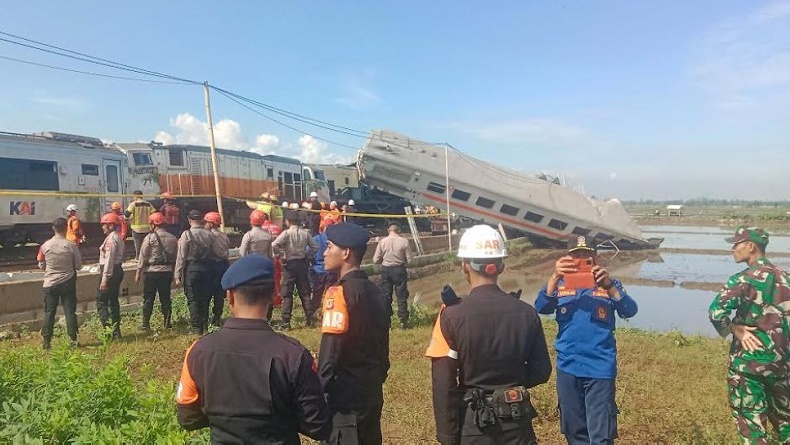 Penampakan Terkini KA Turangga-KA Bandung Raya usai Tabrakan, Terpasang Garis Polisi