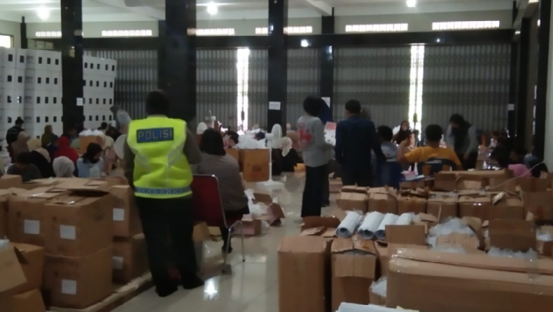 Hari Pertama Pelipatan, KPU Bangka Barat Temukan Sejumlah Surat Suara Rusak