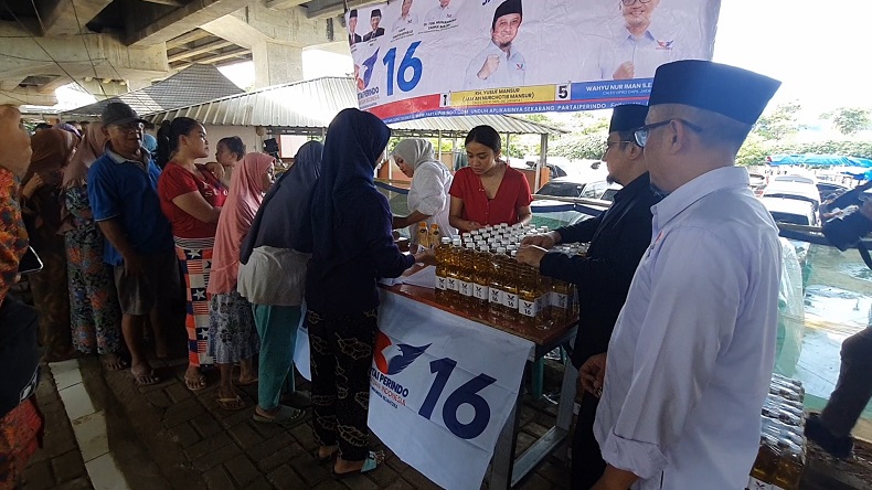 Caleg Perindo Ustaz Yusuf Mansur dan Wahyu Nur Iman Gelar Bazar Minyak Murah di Makasar