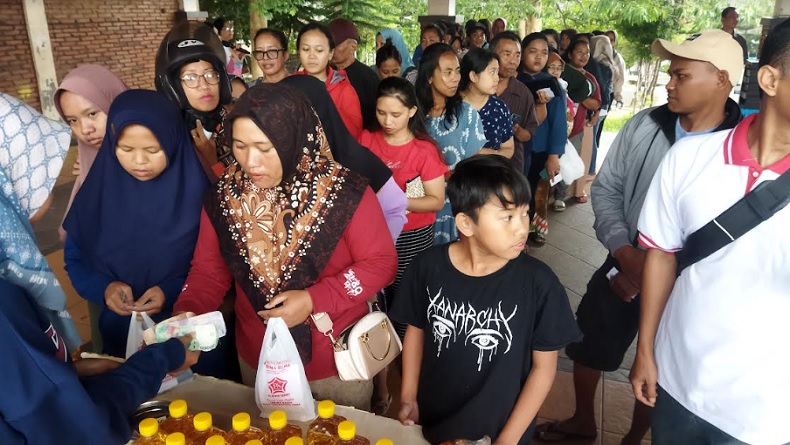Meski Gerimis, Warga Karangploso Malang Rela Antre untuk Dapat Minyak Goreng Murah Perindo