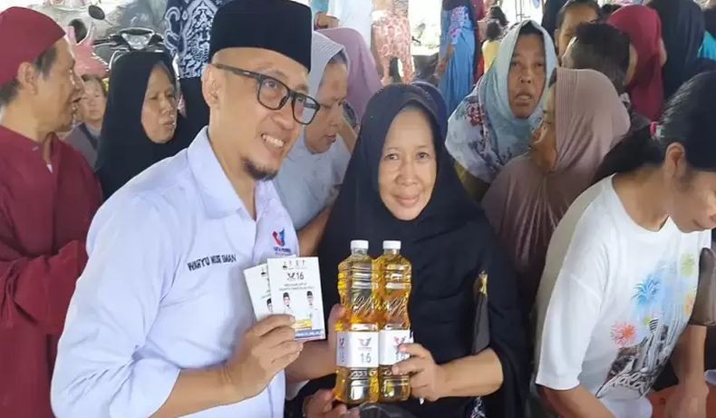 Jumat Berkah, Caleg DPRD DKI Perindo Gelar Bazar 1.000 Liter Minyak Goreng di Cipinang Melayu