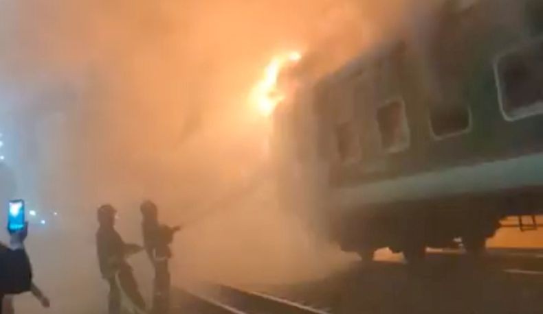 Sadis, Kereta Api Penuh Penumpang Sengaja Dibakar di Bangladesh Tewaskan 4 Orang