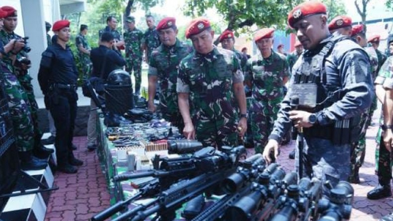 Pangkogabwilhan III Dampingi Panglima TNI Cek Kesiapan Prajurit dan Senjata Kopassus