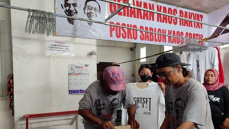 Warga Jogja Antusias Sablon Kaus Bergambar Ganjar-Mahfud