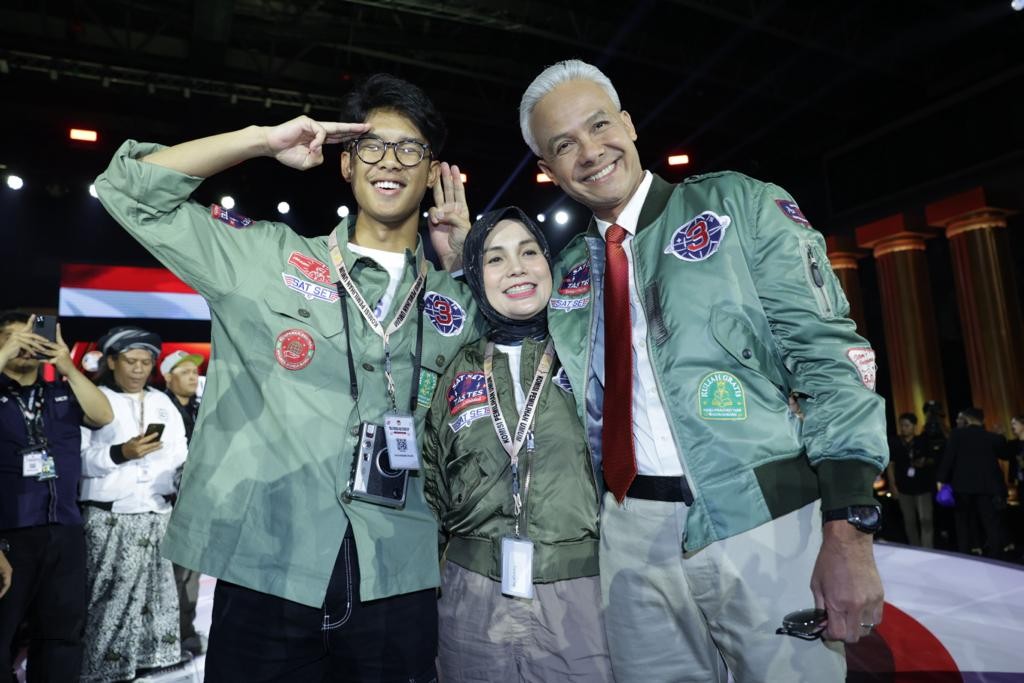 Debat Capres Panas, Ganjar Dapat Pelukan Hangat dari Anak dan Istri