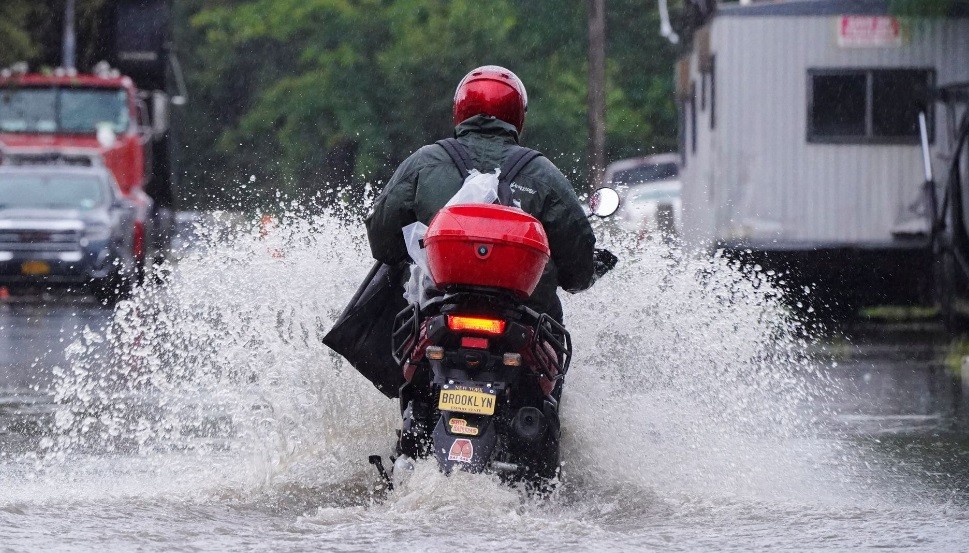 Musim Hujan Tiba, Ini Bahaya Pakai Ban Motor Gundul