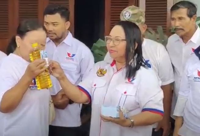 Caleg Perindo Jeannie Latumahina Gelar Bazar Minyak Goreng Murah di Kediri