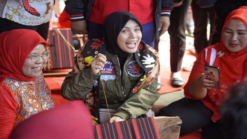 Bertemu Perajin Kain Tapis di Lampung, Siti Atikoh Langsung Belajar Menyulam 