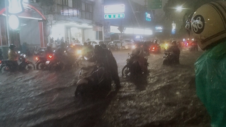 Banjir di Bekasi Timur akibat Hujan Deras, Sejumlah Motor Mogok