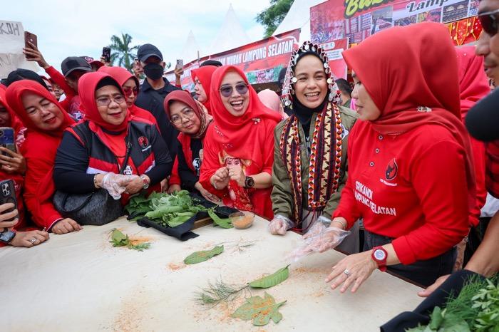 Ganjar Pakai Jaket Bomber, Siti Atikoh: Keberpihakan pada UMKM