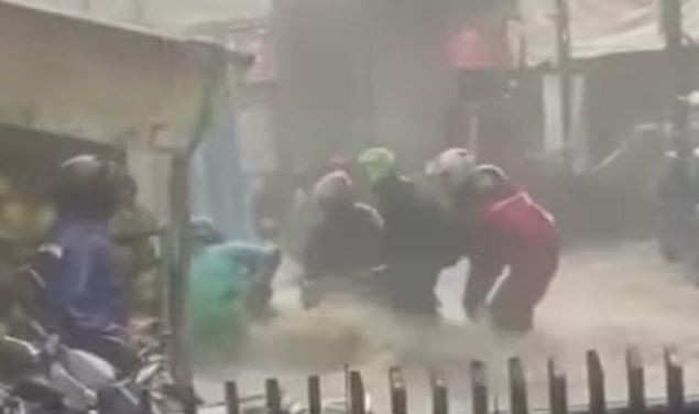 Bandung Dikepung Banjir, Pengendara Motor Nyaris Terseret Arus