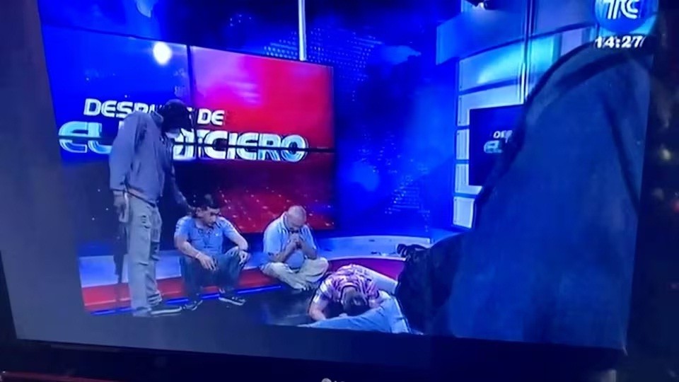 Mencekam! Gerombolan Bersenjata Ambil Alih Stasiun TV saat Siaran Langsung