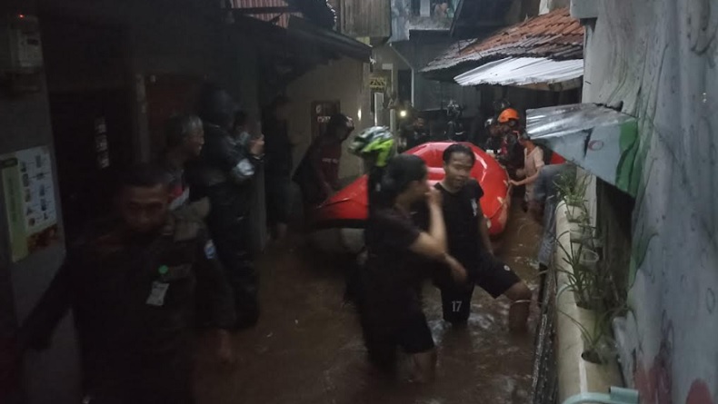 Braga Bandung Banjir Diterpa Hujan Deras, Puluhan Warga Mengungsi