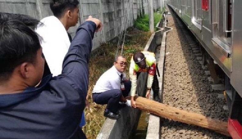 Batang Kayu Melintang di Rel KRL Kampung Bandan-Bekasi, Perjalanan Sempat Terganggu