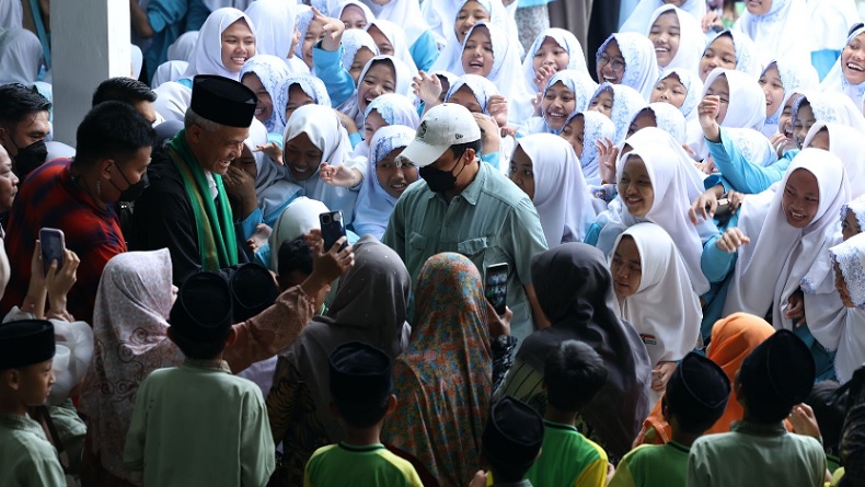Ganjar Kunjungi Ponpes Ma'hadut Tholabah Jatimulya, Santri Berebut Salaman