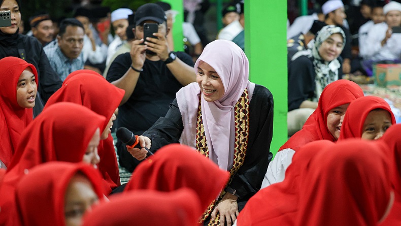 Menginap di Ponpes Miftahul Huda Lampung, Atikoh Selawatan Bareng Santri